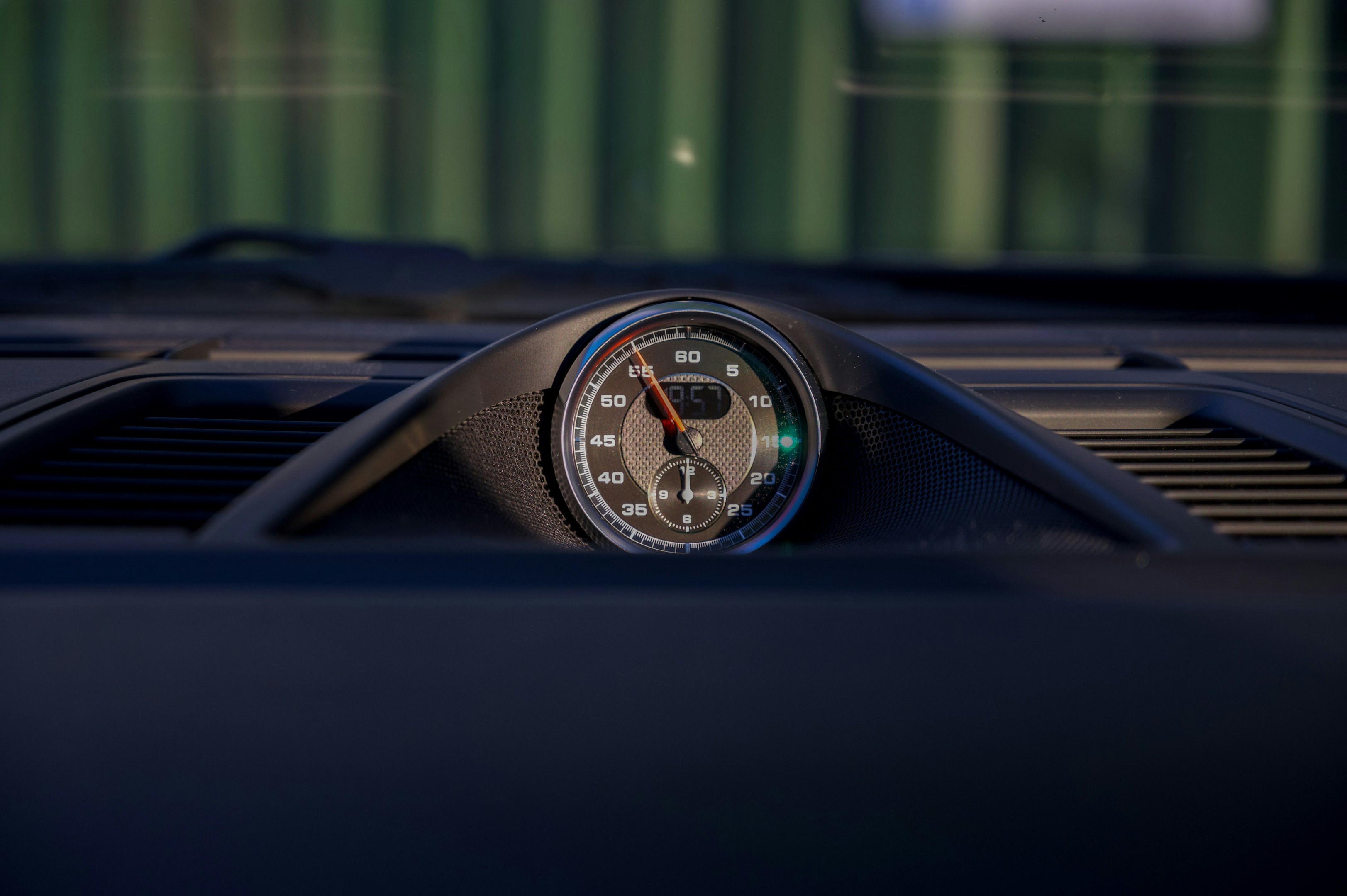 Sport-Chrono-Uhr auf dem Armaturenbrett eines Porsche 911